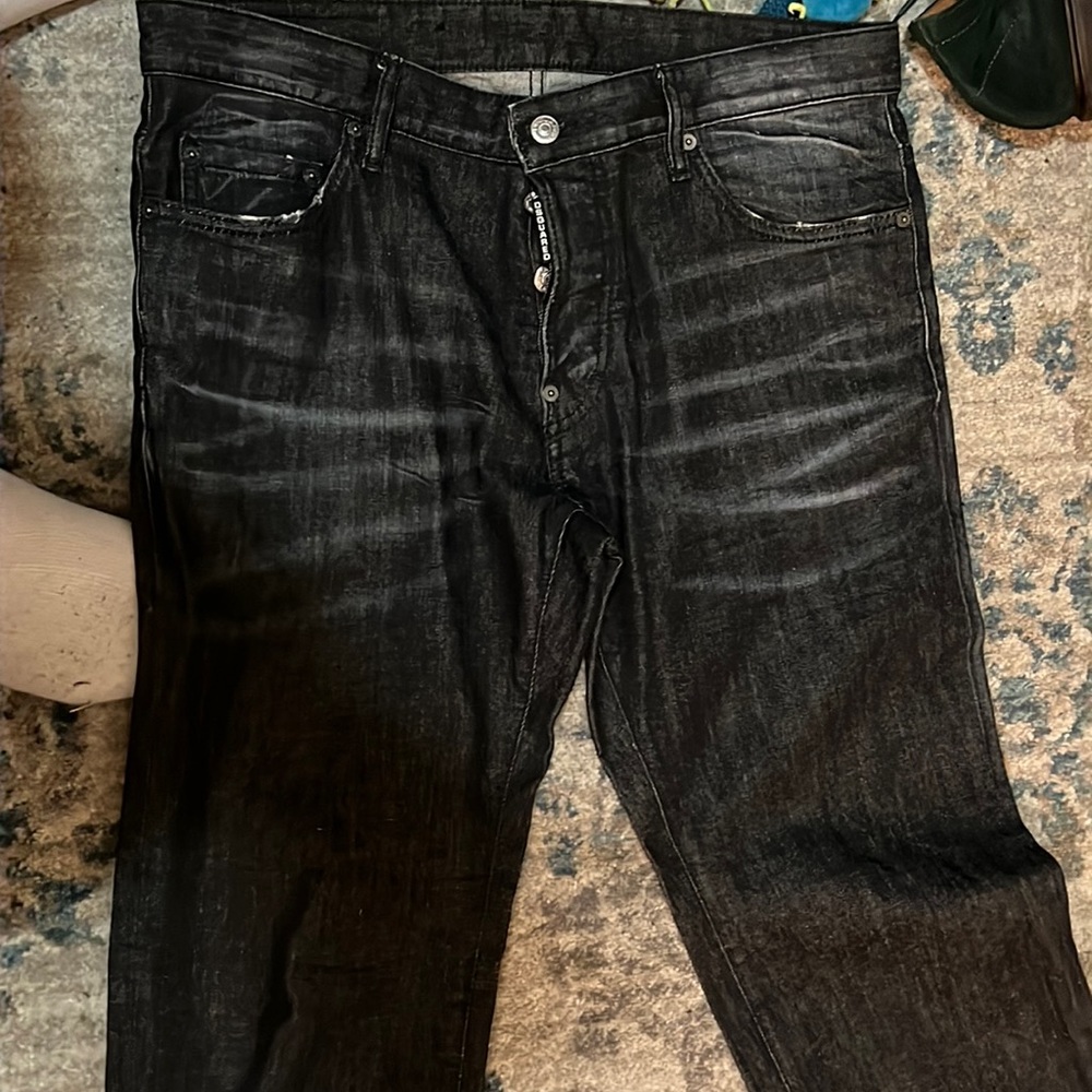 Very trendy and edgy Dsquared black jeans!